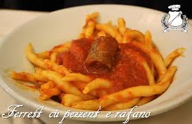 Delle crocchette diverse a base di rafano, curcuma e fiori di gelsomino. Fusilli Lucani Con Pezzente E Rafano Ferrett Cu Pezzent E Rafano Gran Consiglio Della Forchetta