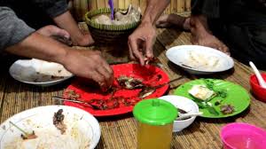 Tapi kenapa orang makan tanah? 7 Kebiasaan Makan Yang Cuma Dimiliki Orang Indonesia