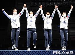 릴리안은 타이투스가 재클린의 집에서 뮤직 비디오를 촬영하는 것을 돕는다. Qzkukq0be3kacm