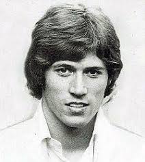 Barry Gibb oli vanhin veljistään ja Andy oli nuorin ja ne oli ihan saman  näköisiä. : r/popculturechat