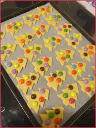 Biscuits Sables Sapin De Noel Aux Smarties Perle En Sucre Idee Recette Noel Biscuit De Noel Recettes Noel