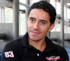 La Jornada: El piloto Javier Razo celebra la vida con bandera a cuadros