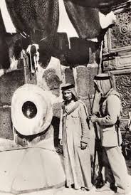 Batu hitam yang menempel di sudut kakbah sebelah tenggara, yang dari arahnya orang mulai dan mengakhiri tawaf dalam melaksanakan ibadah haji dan umrah. Asal Usul Hajar Aswad