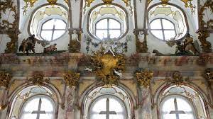 Das thema des 1752/53 entstandenen deckenfreskos im treppenhaus der würzburger residenz ist der aufgang der sonne über der welt. Aus Dem Kaisersaal Der Wurzburger Residenz Thema Musik Live Radio Br Klassik Bayerischer Rundfunk