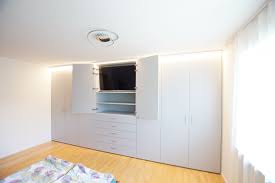 Fernseher im sichtfeld „ verstecken sollten sie gar keine chance sehen, den fernseher zu verstecken, bedeutet das nicht, dass sie dem gerät einen ehrenplatz an der wand einräumen müssen. Pin Auf Einbauschrank Nach Mass