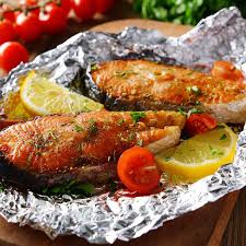 Frischen lachs mit grünem spargel, limette, butter und gewürzen in ein stück alufolie legen und ab damit auf den grill. Lachs In Alufolie Asia Oder Toskana Style Hofer Rezeptwelt