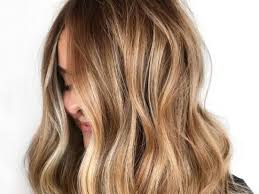 #degradèjoelle con sfumature nocciola freddo. Biondo Sand Tropez Il Colore Di Capelli Per L Inverno 2021 Che Ci Parla D Estate