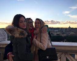«avevo sei anni, i miei genitori portarono me e cristèl a vivere in svizzera a casa di amici per un mese e mezzo perché dovevano andare a cercare ylenia. Romina Carrisi Power Lo Scatto Sensuale Fa Impazzire I Fan
