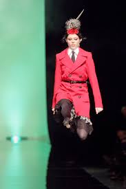 Pop surrealists pierre et gilles created this gorgeous imagery depicting jean paul and his partner francis menuge for jean paul gaultier's fashion freak show. Jean Paul Gaultier Seine 14 Beeindruckendsten Runway Momente Vogue Germany