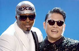 PSY and MC Hammer Perform 'Gangnam Style' Mashup at AMAs 2012