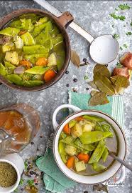 Bohnen abgießen und unter ständigem rühren mit der hälfte des zuckers in einem topf erhitzen, bis sich der zucker aufgelöst hat. Klassischer Bohneneintopf Rezept Bohneneintopf Eintopf Suppen Und Eintopfe