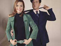 Chapeau melon et bottes de cuir. L Actrice Britannique Diana Rigg Emma Peel Dans La Serie Chapeau Melon Et Bottes De Cuir Est Morte