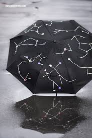 Wenn zur hand einen zerbrochenen regenschirm richtige farbe, entfernen sie einfach die textiltasche mit speichen und ein loch für den kopf. Diy Regenschirm Bemalen Mit Pilot Pintor Sternbild Schirm Nicest Things