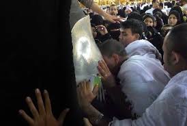Dahulu kala batu ini memiliki sinar yang terang dan dapat menerangi seluruh jazirah arab. Mencium Hajar Aswad Ihram