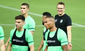 Ολυμπιακόσ στο 35' ο σβαμπ προλαβαίνει να τσιμπήσει την μπάλα, ο εμβιλά του κλωτσάει το πόδι και ο μακέλι δείχνει αμέσως την βούλα του πέναλτι. 7ec7uhanf I5xm