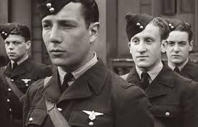 84 ans après l'appel du juin, pourquoi ne pas mettre en avant ces quatre  jeunes gens ? Tout fraîchement sortis d'école en cette année 1942, ils sont  membres des Forces aériennes françaises