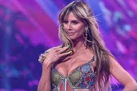 Klum won the competition, and signed with metropolitan, the german modeling. Support The Panzer Team Heidi Klum Posing To Show Off The Underboob On Instagram