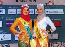 Tangga batunya yang bersalut jubin memperlihatkan. Miss Mrs Kebaya Medium Perkenal Busana Tradisional Kepada Generasi Muda Utusan Borneo Online