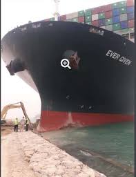 قالت شركة خدمات قناة السويس إن فرق الإنقاذ قامت بإعادة تعويم جزئي لسفينة الحاويات الضخمة. Eiyotu6em3nadm