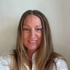 Lisa Cadwallader's Instagram, Twitter & Facebook