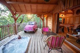 99€ la nuit, 150 le wk, venez faire un break perché dans une maison dans les arbres au milieu de la campagne. Dormir Dans Une Cabane Dans Les Arbres Un Week End En Amoureux Dans Le Lot Et Garonne Credit Photo Clo Et Clem Logement Insolite Cabane Week End En Amoureux