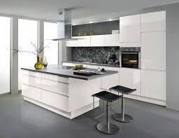 C'est une option appropriée pour les petits. Cuisines Nos Modeles Design De Cuisines Equipee Et Amenagee Cuisiniste Aviva Cuisine Moderne Cuisines Design Cuisine Americaine