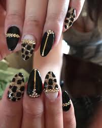 Uñas postizas negras con dorado hay muchos estilos geniales para las uñas postizas, y muchos de estos estilos incluyen el uso del brillo. Unas Acrilicas Negras Y Dorado Me Valentina Lizana Facebook