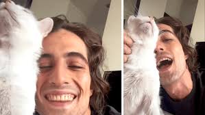 Damiano dei Maneskin, il video virale mentre canta The Loneliest insieme al  gatto