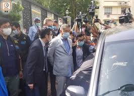 蘋果日報和壹傳媒兩高層保釋被拒 8月再提訊 香港警方拘捕5名壹傳媒集團高層後，19日壹傳媒行政總裁張劍虹及《蘋果日報》總編輯羅偉光案件提堂， 兩人申請保釋遭拒，8月再提訊。 同案的《蘋果日報》副社長陳沛敏、壹傳媒營運總裁周達權和「蘋. å£¹å‚³åª'é«˜å±¤æ¶‰é•åœ‹å®‰æ³•è¢«æ•å¾Œçªæ›´æ›è²¡å‹™ç¸½è£ å³æ™‚æ–°èž æ¸¯æ¾³ On Ccæ±ç¶²