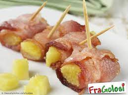 Stendete su un piano da lavoro le fette di prosciutto crudo, adagiate su ognuna l'ananas e avvolgetele come se fossero. Ricetta Rollatini Di Ananas Speck E Prosciutto Ricette Di Fragolosi