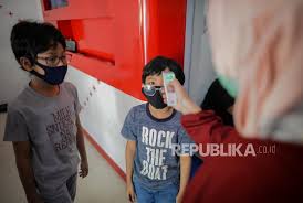 Suhu tubuh orang dewasa normal berkisar antara 36,5 derajat hingga 37,5 derajat celcius. Anak Kena Covid 19 Kenali 5 Gejala Utamanya Republika Online