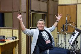 Rékasi károly is a hungarian voice actor who worked on active kommunikációs' hungarian dub of resident evil, known there as a kaptár. Rekasi Karollyal Erositve Ujul Meg A Radio7 A Hirek Foutcaja