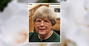 Lynn Pell's Instagram, Twitter & Facebook