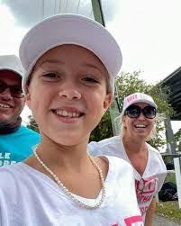 Kelly Holl's Instagram, Twitter & Facebook