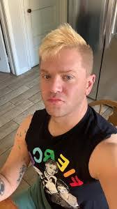 Elizabeth Faron's Instagram, Twitter & Facebook