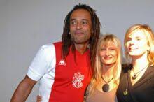 In 1983 yannick noah erased nearly four decades of futility on the red clay at roland garros by defeating defending champion mats wilander to become the first. Yannick Noah Ses Parents Se Sont Aimes Apres Un Incroyable Coup De Foudre Gala