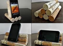 Bouchons de champagne pour faire une sorcière et un vampire. 15 Idees Pratiques Et Originales Pour Reutiliser Des Bouchons En Liege