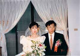 我朋友维吾尔，嫁的是汉族。 18年回新疆看父母时，当天晚上就被社区送去了集中营。 因为她多次出国旅游。 她先生，汉族，等不到妻子下飞机的回复，打电话给岳母，对方哭的撕心裂肺。 她先生第二天直接飞新疆，费尽心思才把人捞了出来。 党卫军抓人时，才不管你嫁的是不是汉族人。 é™³ä½©çªæ˜¯éžå…¸åž‹å®˜å¤«äººå­¸ä¸æœƒä¸èªçœŸ ä»Šå'¨åˆŠ