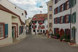 Jetzt wohnungen, häuser und gewerbeflächen mieten, kaufen oder inserieren » das größte angebot an immobilien findest du bei immoscout24. Comparis Analyse In Welchen Schweizer Stadten Gibt Es Gunstige Miet Wohnungen Umzugstipps Com