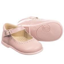 Suitable For First Walkers These Smart Pink Shoes For Girls Are By British Brand Early Days In A Classic Style The With Images Pink Leather Shoes Kid Shoes Girls Shoes