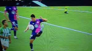 Dos minutos más tarde, el centrochut de rodrygo. Betis Valladolid La Mano De Oscar Plano En El Penalti Que Marco Fekir 1 0