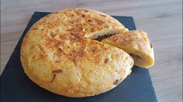 Tortilla de Patata con Carne Picada y Queso