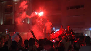 لو تمعَنا بعمق في الوضع الذي تحتكم إليه البلاد، لكنا قد اكشتفنا أن الانقلاب الذي حصل في تونس هو الانقلاب على الوعود الانتخابية والتنكر لكل التعهدات، حتى أن الحملات الانتخابية في تونس أضحت كحصان طروادة الذي يتخفى داخله المتسابقون على الحكم لكسب ود الناخبين ثم الانقلاب. 4z4m2l8zlu Hem