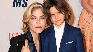 Ms is an incurable disease of the central nervous system that affects how the body and brain communicate. Selma Blair Schauspielerin Veroffentlicht Herzzerreissenden Post Uber Ms Erkrankung Stern De