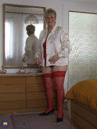 German amateur granny sexposes in the bedroom - Mature.nl