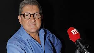 Yves Calvi séparé de sa femme Valérie, le journaliste a sacrifié sa vie de  famille pour sa carrière