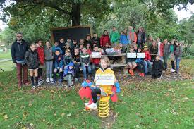 De klimop maakt van iedereen kind een unieke ster en laat ze schitteren! Drie Belevingsbanken Ingehuldigd In Centrum Schepdaal Hopelijk Volgt Volgend Jaar Een Vierde Bank Foto Hln Be