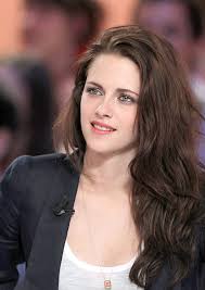 Kristen Stewart Looked Prettier Than Ever In Red Lips And Porcelain Skin Copy Her Look Kristen Stewart Hair Kristen Stewart Actress Kirsten Stewart