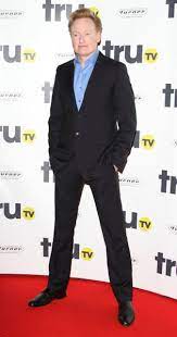 His chest, waist, and biceps sizes are 43 inches, 34 inches, and 15 inches. Conan O Brien Height How Tall