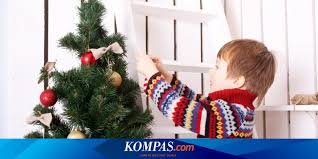 Para pendeta berpartisipasi dalam perayaan natal 2019 di luar gereja kelahiran yang dibangun di atas tempat di mana orang kristen percaya bahwa yesus kristus dilahirkan di situ pada selasa (24/12). Mengenal Tradisi Dekorasi Pohon Natal